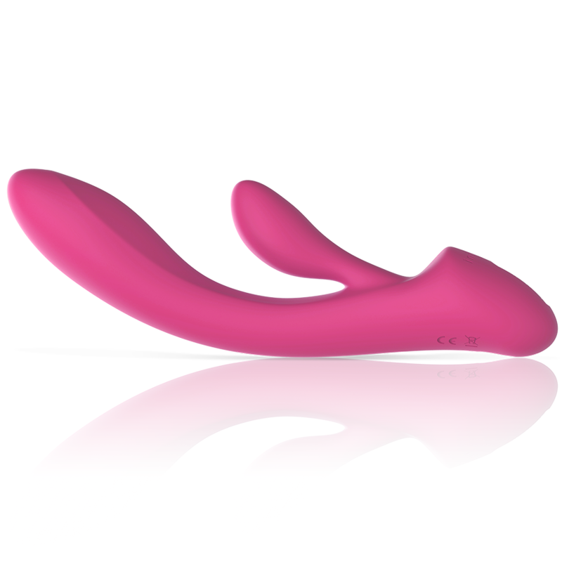 Vibromasseur rabbit Luigi en silicone framboise pose a plat, longue tige interne et branche clitoridienne souple, design fluide pour stimuler clitoris et point G ensemble.