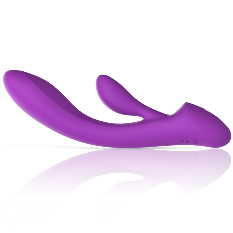 Vibromasseur rabbit Luigi en silicone violet pose a plat, longue tige interne incurvee et branche clitoridienne, design fluide pour stimuler clitoris et point G ensemble.