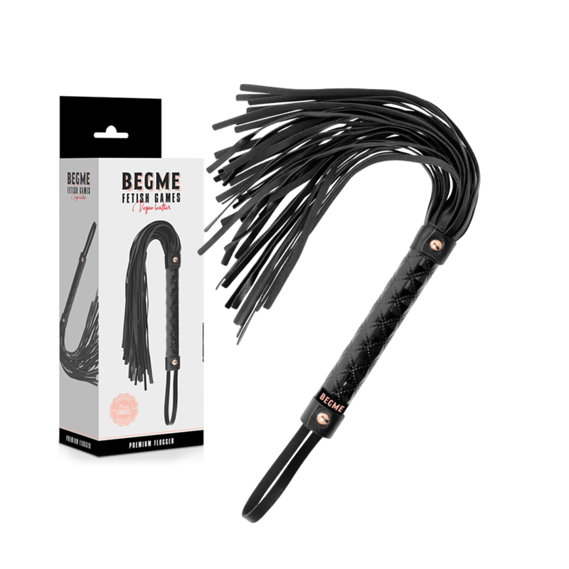 Boîte Begme et flogger cuir vegan noir aux fines lanières, poignée ergonomique facettée, fouet BDSM pour explorer la domination en couple.