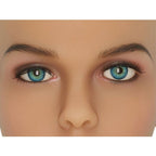Gros plan sur les yeux bleus de Helen, cils et sourcils détaillés