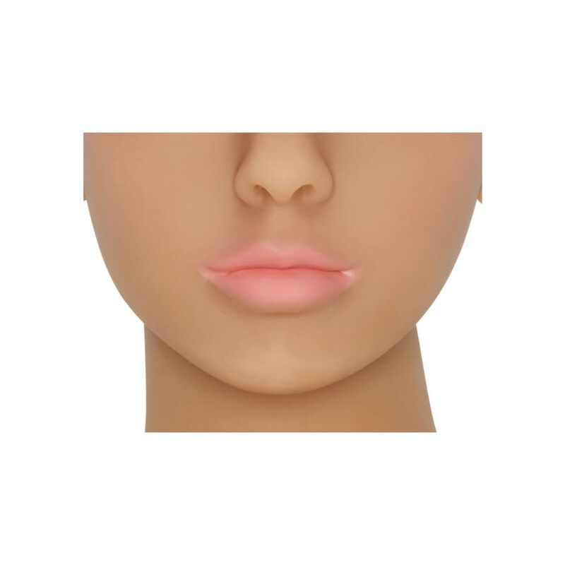 Gros plan sur la bouche et le menton de Helen, lèvres roses entrouvertes