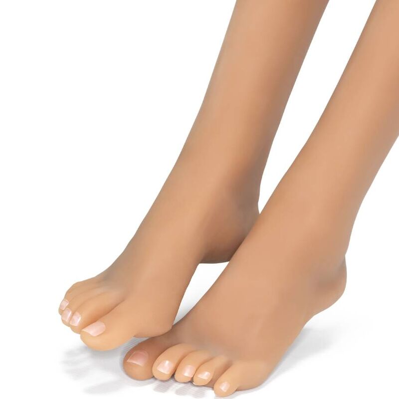 Gros plan sur les pieds nus croisés de Helen, orteils détaillés