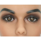 Gros plan sur les yeux de Jessica, maquillage smoky et cils fournis