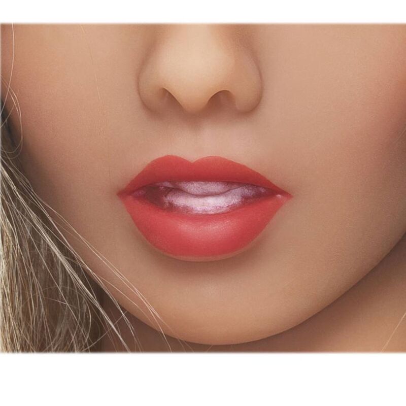 Gros plan sur la bouche de Jessica, lèvres rouges entrouvertes