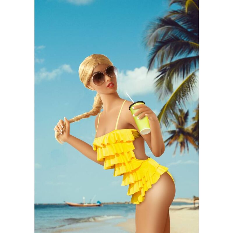 Mise en scène de Jessica en maillot de bain jaune à volants sur une plage, lunettes de soleil et boisson à la main