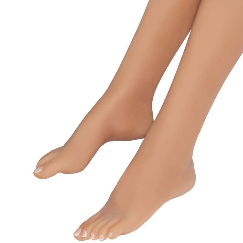 Poupée Pamela gros plan sur les pieds croisés, orteils vernis