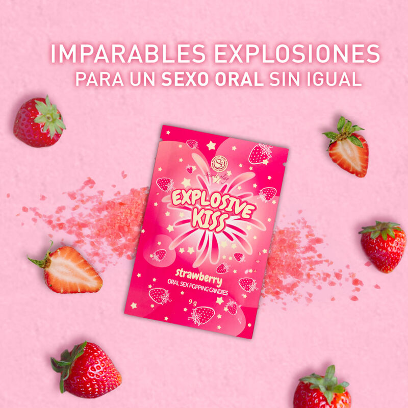 Sachet de bonbons explosifs Explosive Kiss saveur fraise sur fond rose, entoure de fraises fraiches. Bonbons comestibles petillants pour pimenter le sexe oral en couple.