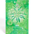 Gros plan du sachet vert Explosive Kiss Secretplay menthe, bonbons petillants comestibles pour stimuler le sexe oral, effet d'explosion en bouche.