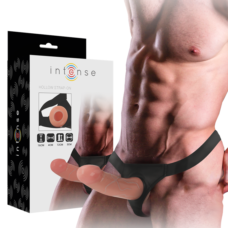 Emballage Intense Hollow Strap-On à côté d'un homme portant le harnais avec la gaine couleur chair, dimensions 16 x 3 cm affichées