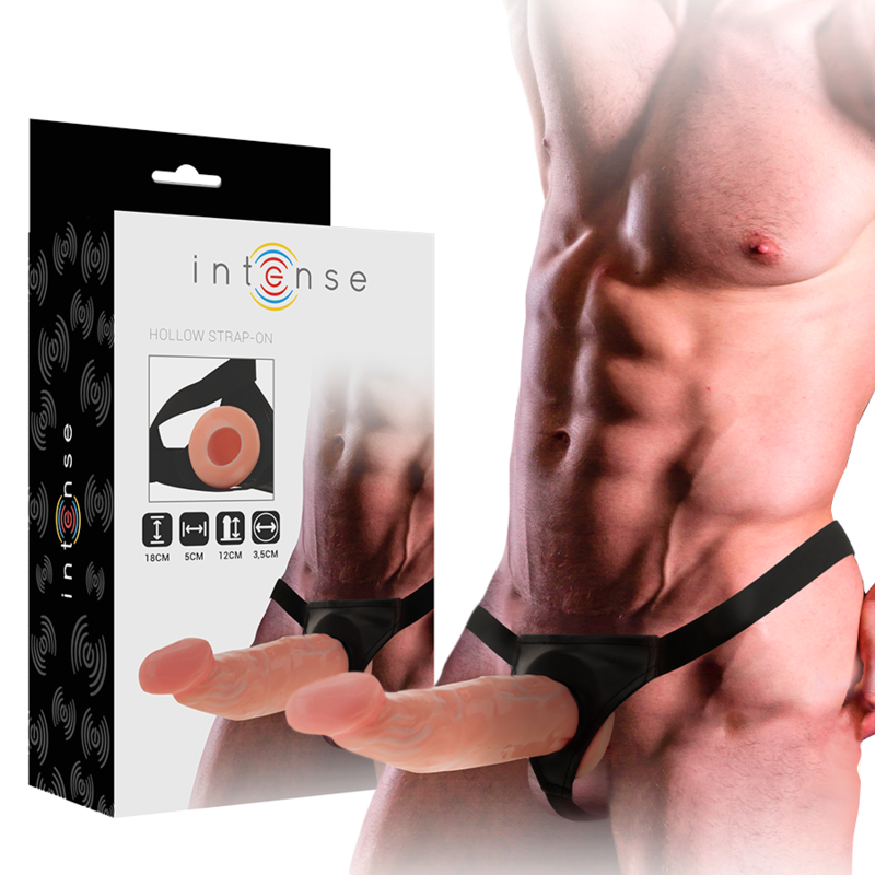 Emballage Intense Hollow Strap-On à côté d'un homme portant le harnais avec la gaine couleur chair, dimensions 18 x 3,5 cm affichées
