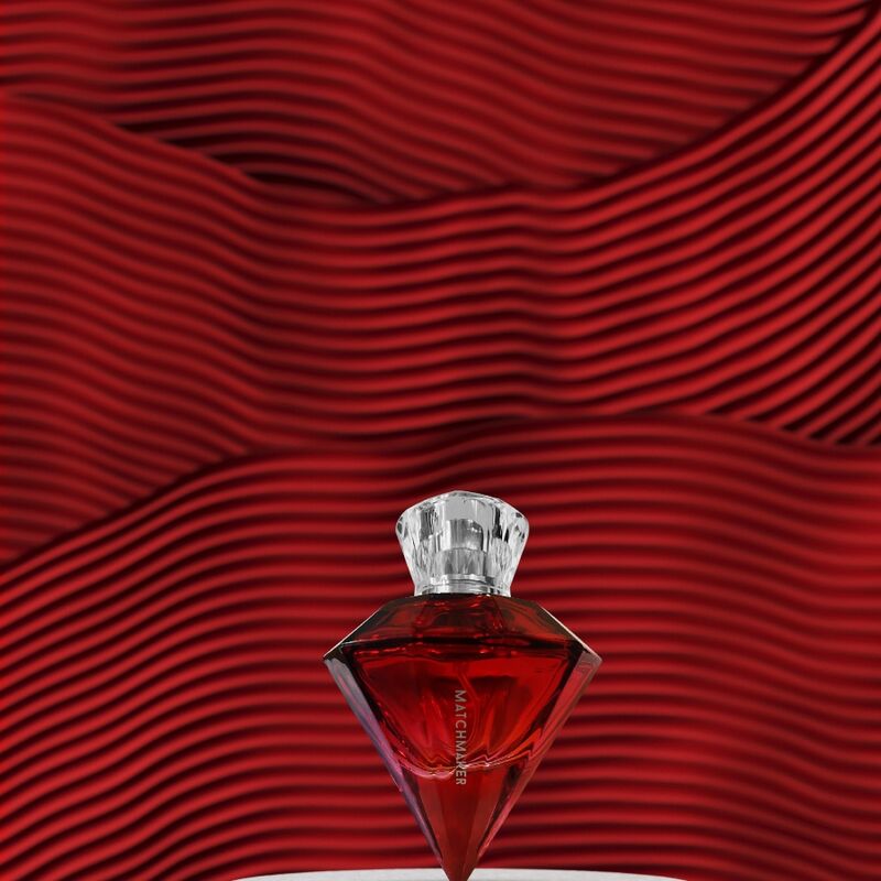 Flacon diamant rouge du parfum aux phéromones Matchmaker Red Diamond sur fond rouge ondule, eau de parfum a bouchon cristal, sillage jasmin pamplemousse ambre Eye Of Love.