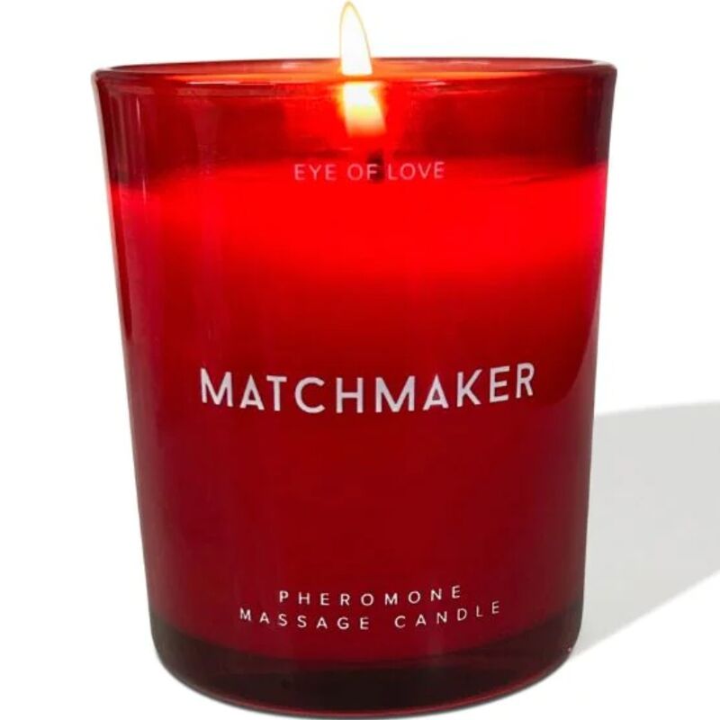 Bougie de massage rouge Matchmaker allumee de face, soin 3 en 1 aux pheromones 150 ml au beurre de karite, parfum boise Eye Of Love.