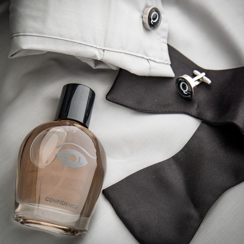 Flacon Confidence pose avec un noeud papillon et des boutons de manchette, eau de cologne aux pheromones pour homme 50 ml elegante Eye Of Love.