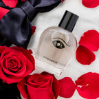 Flacon Romantic mis en scene avec roses rouges, petales et cravate de soie, parfum aux pheromones pour homme 50 ml accord boise et floral Eye Of Love.