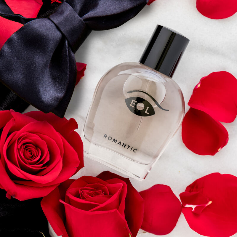Flacon Romantic mis en scene avec roses rouges, petales et cravate de soie, parfum aux pheromones pour homme 50 ml accord boise et floral Eye Of Love.