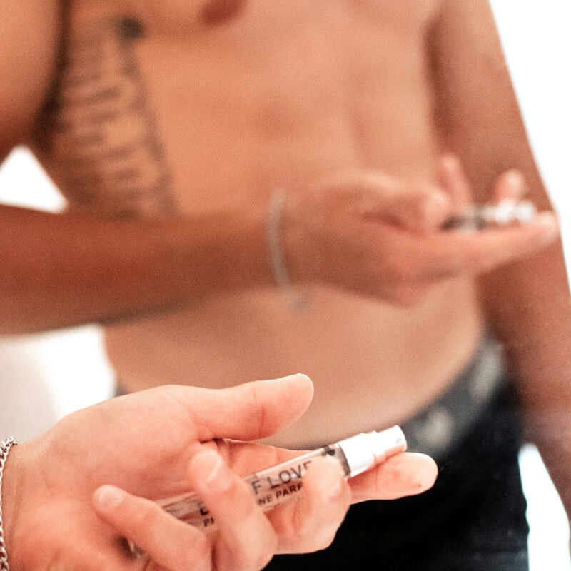 Plan rapproche sur un corps denude manipulant le roll-on Confidence, mise en situation du parfum aux pheromones Confidence pour homme 10 ml Eye Of Love.