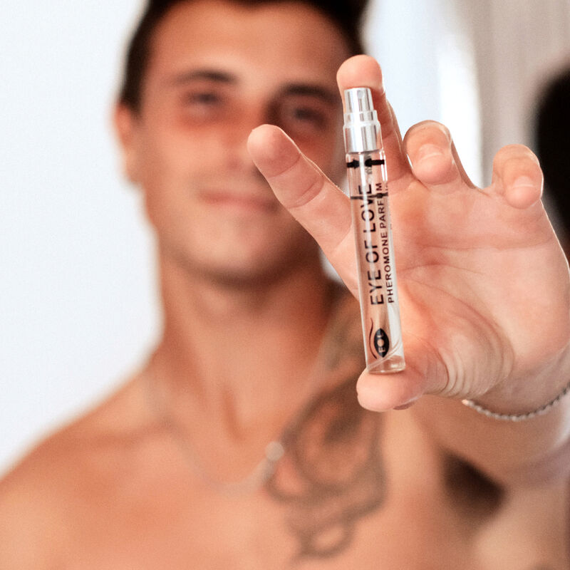 Homme torse nu tendant le roll-on Confidence vers l objectif, mise en scene du parfum aux pheromones Confidence pour homme 10 ml Eye Of Love.