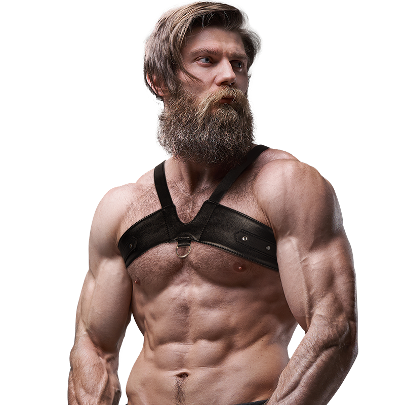 Modele masculin barbu torse nu portant le harnais de poitrine Brigade Fetish Submissive en eco-cuir, vu de trois quarts, bretelles structurant le buste.