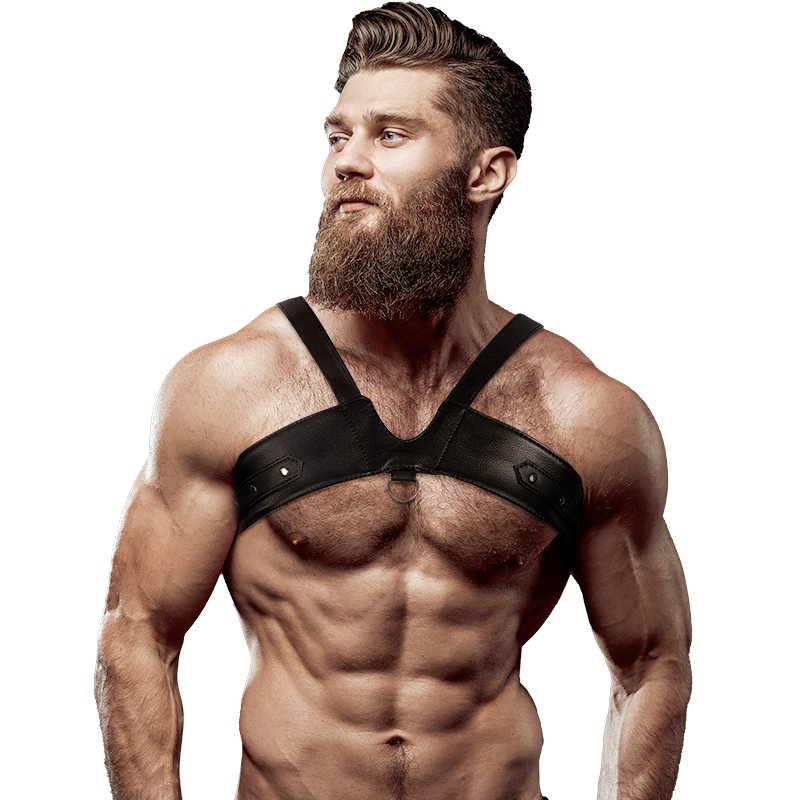 Modele masculin torse nu portant le harnais de poitrine Brigade Fetish Submissive en eco-cuir, bretelles ajustables dessinant epaules et torse, look fetichiste.