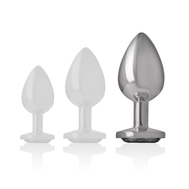 Trois plugs anaux bijou Intense alignes par gabarit, embouts metal chrome lisses et bases coeur serties transparentes, comparatif des tailles sur fond blanc
