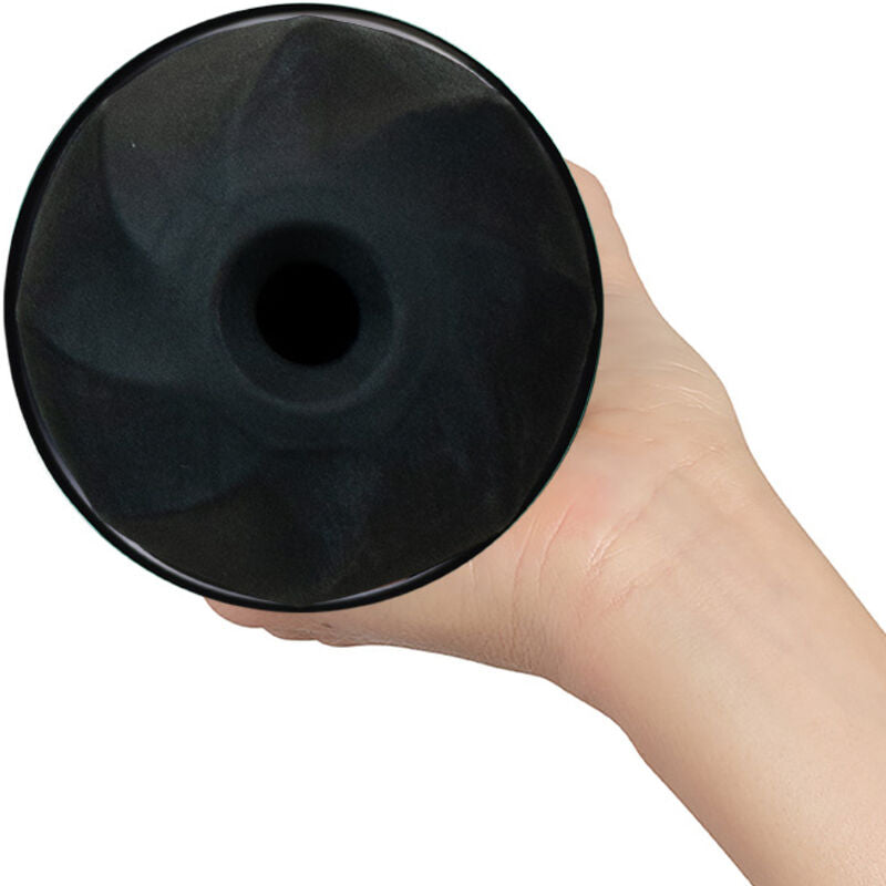Orifice noir lisse en entonnoir du masturbateur Kiiroo tenu en main, ouverture non anatomique ; gaine souple translucide a canal texture, jouet masculin solo compact.