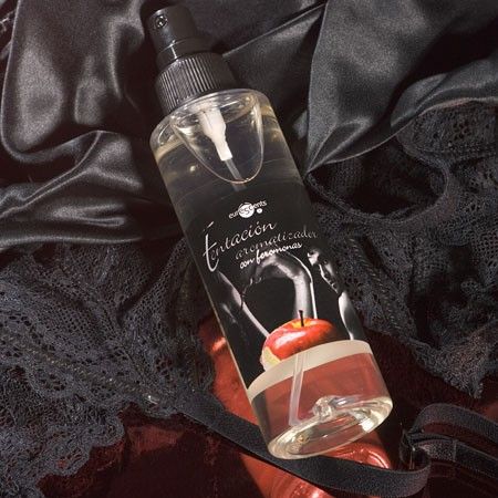 Spray d'ambiance aux pheromones Tentacion fruit de la passion 150 ml couche sur dentelle noire, vaporisateur transparent pour parfumer la piece avant l'intimite