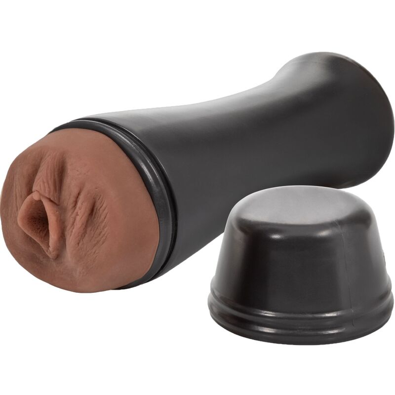 Masturbateur compact Sexy Sista To Go coloris caramel dans sa coque noire couchee, capuchon a cote, orifice vaginal realiste visible pour un usage de voyage.