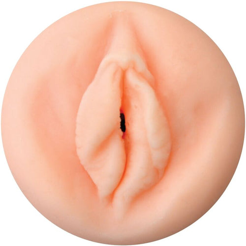 Gros plan de l'orifice Horny Cougar : vulve realiste couleur peau detaillee marquant l'entree du tunnel interne du masturbateur compact PRIVATE To Go.