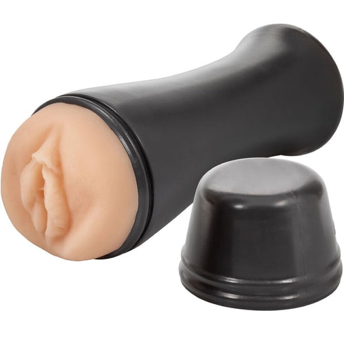 Masturbateur compact Horny Cougar To Go couleur peau dans sa coque noire couchee, capuchon a cote, orifice vaginal realiste visible pour un usage de voyage.