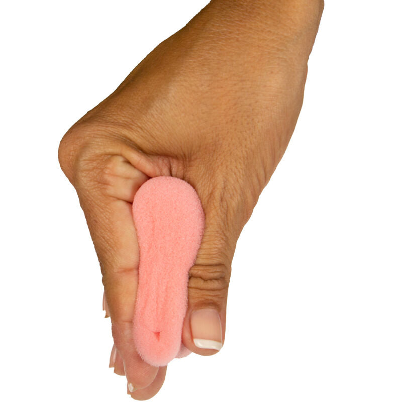Tampon eponge Confort 365 maintenu entre les doigts, forme allongee apres compression, dispositif souple pour rapports sans fuite visible pendant les menstruations
