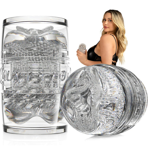 Masturbateur Fleshlight Quickshot Mia Malkova en Superskin transparent, gaine ouverte aux deux extremites a texture LVL UP, presente avec une modele vetue.