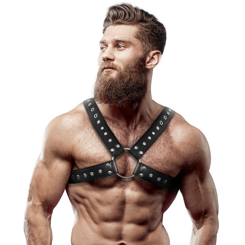 Modele masculin torse nu portant le harnais de poitrine croise Fetish Submissive en eco-cuir, bretelles cloutees multiples sur le torse, finition fetichiste.