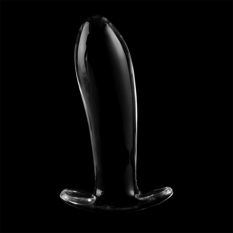 Plug anal en verre borosilicate transparent courbe sur fond noir, corps allonge brillant et base recourbee plate, vue de face, matiere thermique non poreuse.