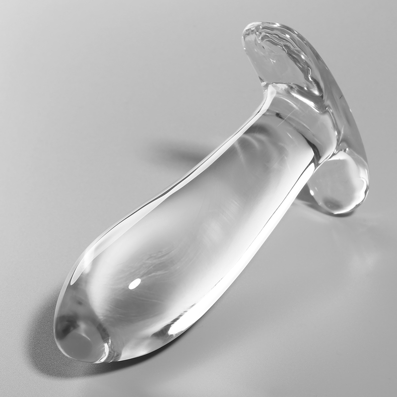 Gros plan en biais du plug anal verre borosilicate transparent courbe, tete arrondie et base recourbee ergonomique, surface lisse adaptable chaud et froid.