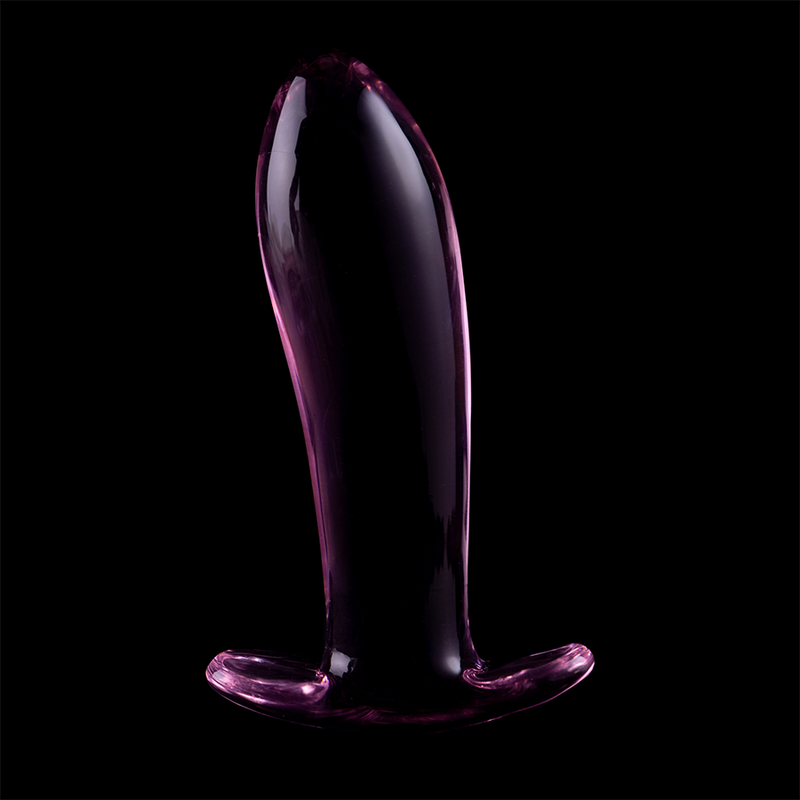 Plug anal en verre borosilicate teinte rose-violet courbe sur fond noir, corps allonge et base recourbee plate, vue de face, surface lisse non poreuse thermique.