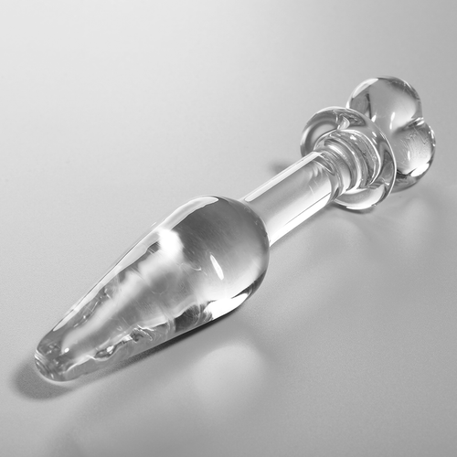 Gros plan en biais du gode anal verre borosilicate transparent, corps conique brillant et tige a bille perlee, surface lisse adaptable chaud et froid Nebula Series.