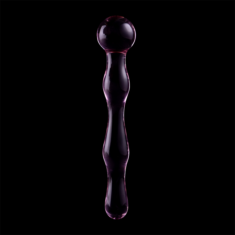 Gode double en verre borosilicate violet Nebula Series sur fond noir, grosse sphere lisse a une extremite et renflements arrondis, tige droite, matiere non poreuse.