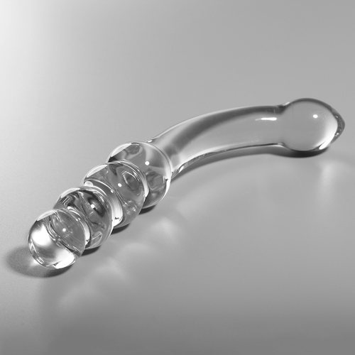 Gode courbe en verre borosilicate transparent Nebula Series couche sur fond gris, manche a billes lisses et embout bombe, 18,5 cm, matiere non poreuse thermique.