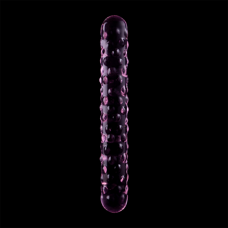 Double gode en verre borosilicate violet Nebula Series sur fond noir, longue tige texturee de picots en relief et deux embouts arrondis, 18,5 cm, matiere non poreuse.