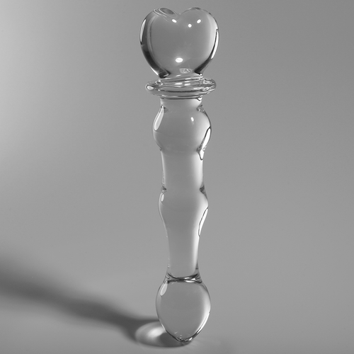 Gode en verre borosilicate transparent a tete coeur et renflements perles lisses sur fond gris, base bombee, matiere non poreuse adaptee aux variations thermiques.
