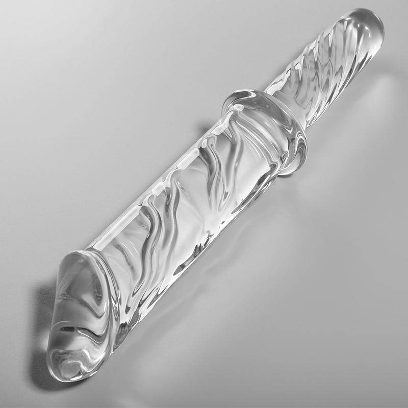 Double gode en verre borosilicate transparent couche sur fond gris, embout realiste a gland et relief veineux et manche torsade, matiere non poreuse thermique.