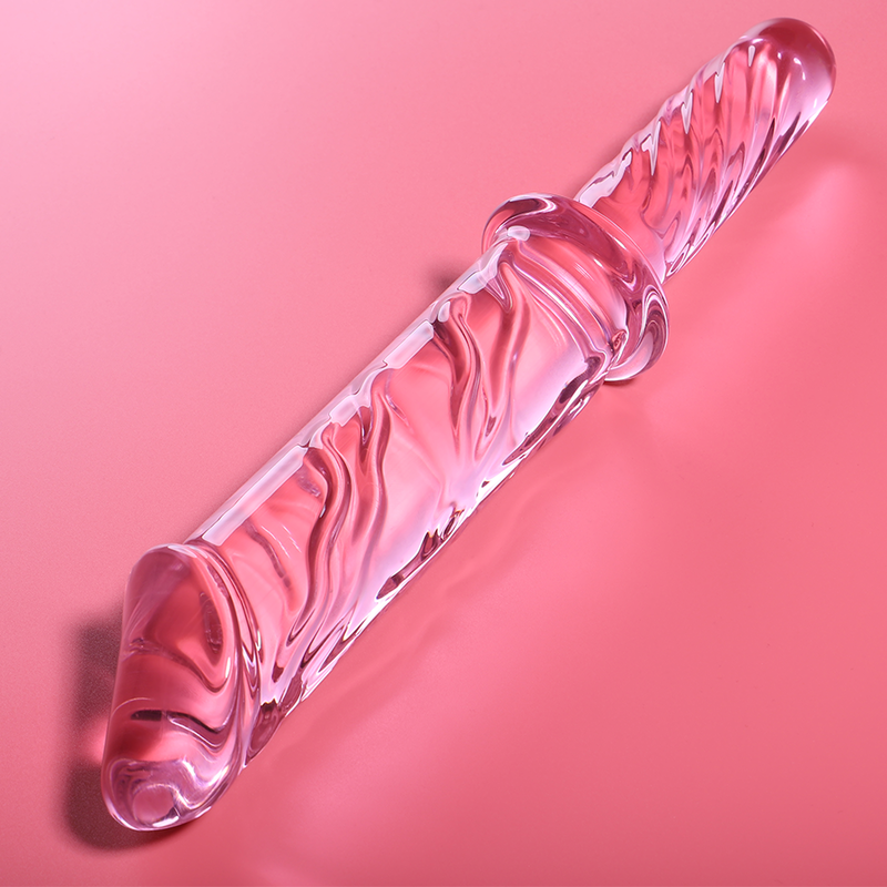 Double gode en verre borosilicate rose couche sur fond corail, embout realiste a gland et veines et manche torsade brillant, sextoy non poreux a jeu de temperature.