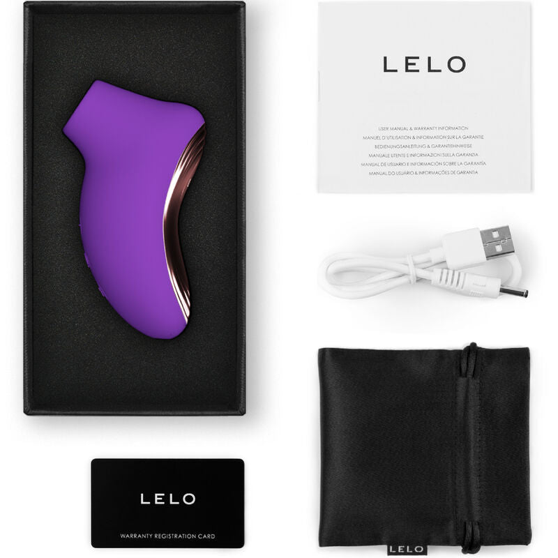 Stimulateur clitoridien Sona 2 Travel violet dans son coffret avec câble USB, pochette satin et carte Lelo, masseur sonique compact en silicone pour le voyage.
