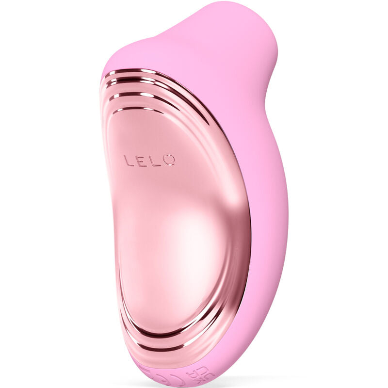 Stimulateur clitoridien Sona 2 Travel rose pâle à large façade dorée Lelo, vu de trois quarts, masseur sonique compact en silicone pour le voyage, étanche.