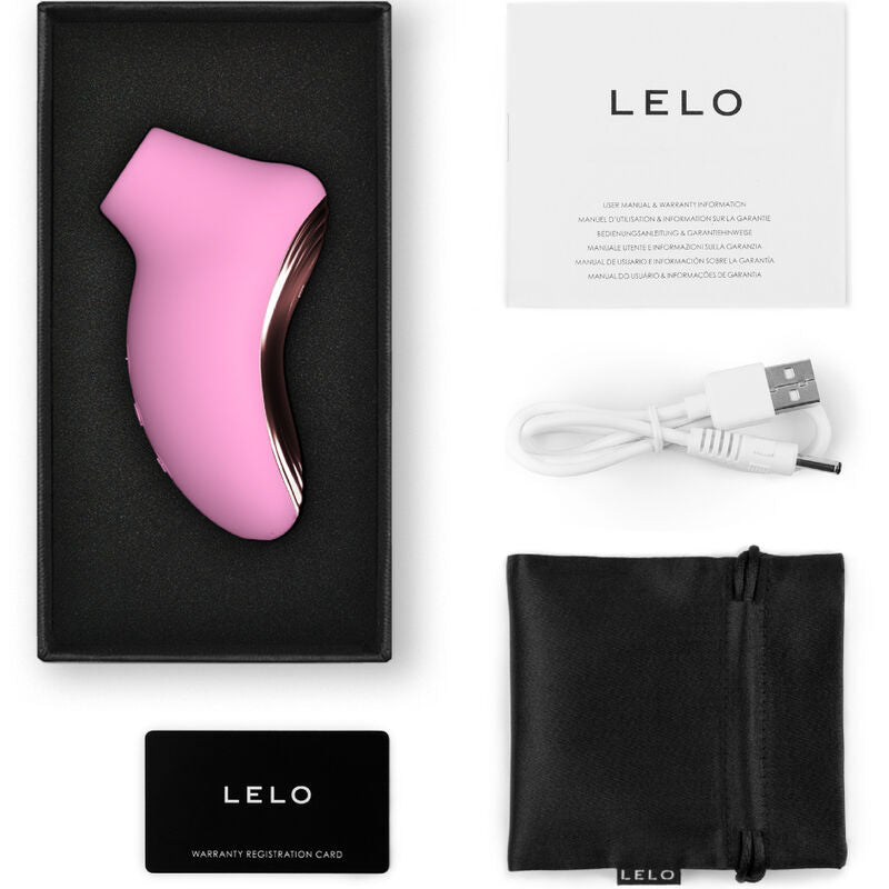Stimulateur clitoridien Sona 2 Travel rose dans son coffret avec câble USB, pochette satin et carte Lelo, masseur sonique compact en silicone pour le voyage.