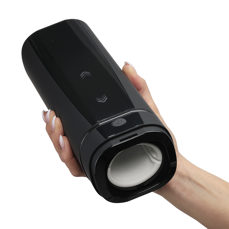 Masturbateur Onyx+ tenu en main de profil, ouverture a gaine claire lisse non realiste et boutons tactiles, appareil connecte silicone a rotation et va-et-vient telecommande.