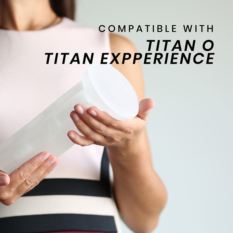 Visuel compatible Titan O et Titan Experience, gaine Power Sleeve transparente tenue par un modele habille, manchon de rechange lisse pour masturbateur interactif.
