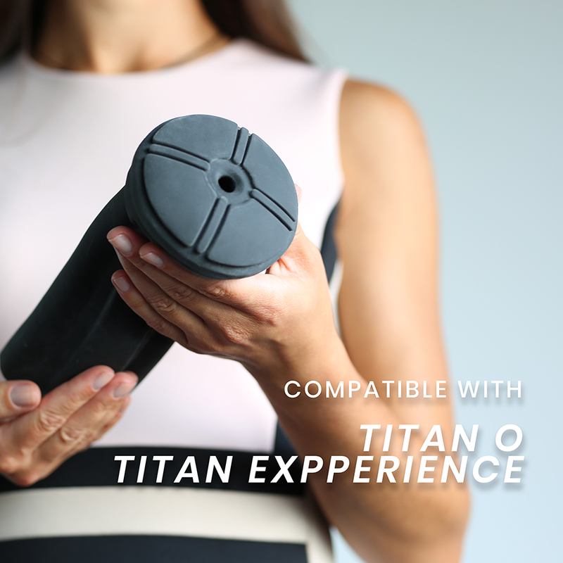 Visuel compatible Titan O, manchon anal serre noir a embout cannele tenu par un modele habille, manchon de rechange a chambre etroite enveloppante pour Titan.