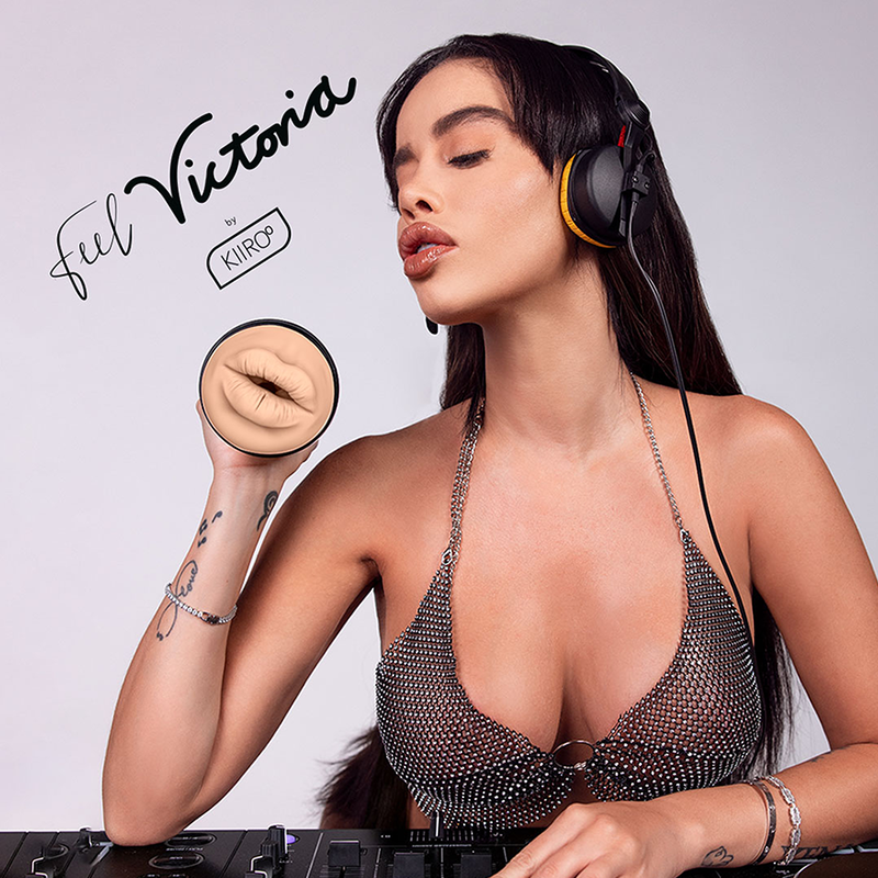 Visuel promotionnel Feel Victoria Kiiroo, actrice en lingerie tenant le masturbateur bouche au pupitre DJ ; gaine fellation moulee compatible appareils interactifs Keon.