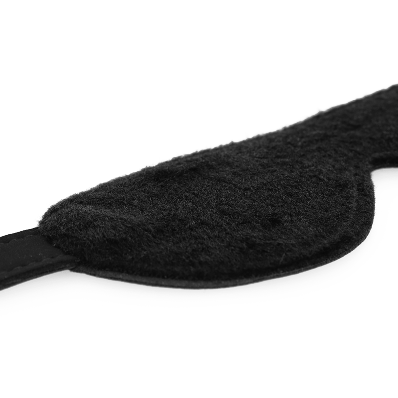 Vue de la doublure douce et molletonnée du masque aveugle Intense Fetish en cuir synthetique noir ; bandeau de privation visuelle confortable pour la domination sensorielle